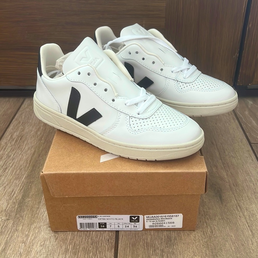 Vera V-10 lace up white/black sneakers